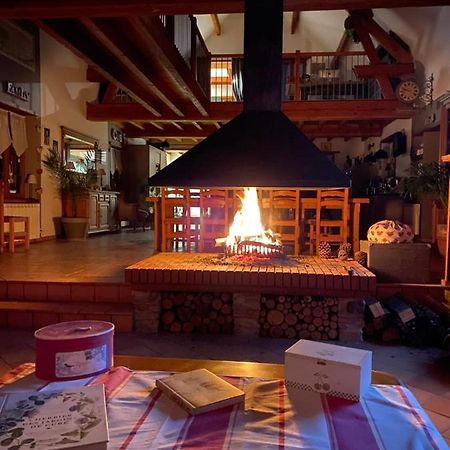 Domaine Des Pierres Trouvees Bed & Breakfast Saint-Vincent  Bagian luar foto